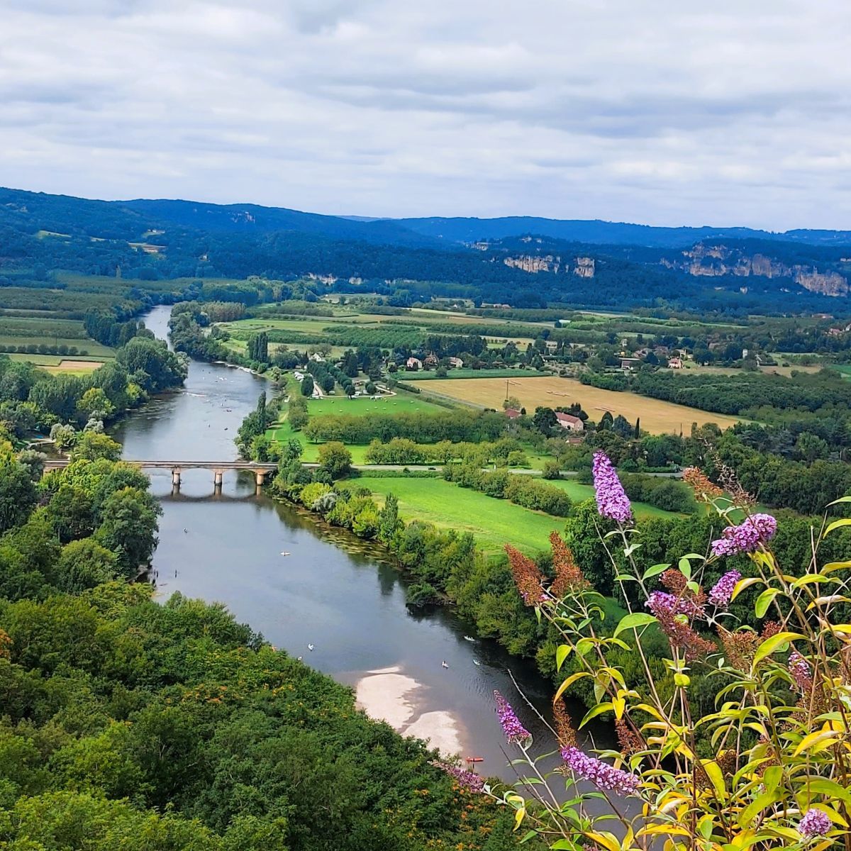 Vue panoramique sur la Dordogne et les champs, ancrant l’univers Clairimagine dans ses racines