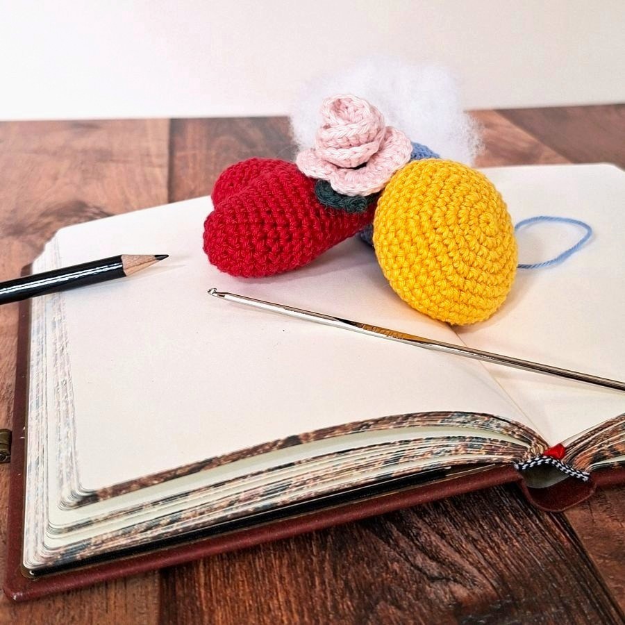 création artisanale amigurumi crochet sur livre ouvert symbolisant émotions et processus créatif Clairimagine