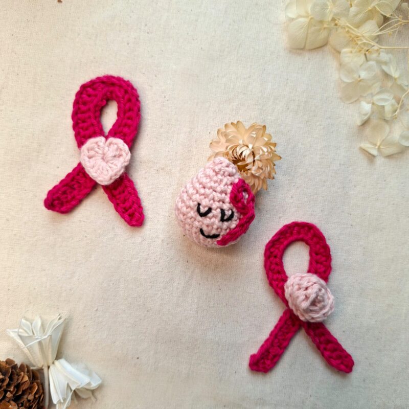 Trois broches solidaires Clairimagine au crochet – ruban cœur, ruban rose et goutte.