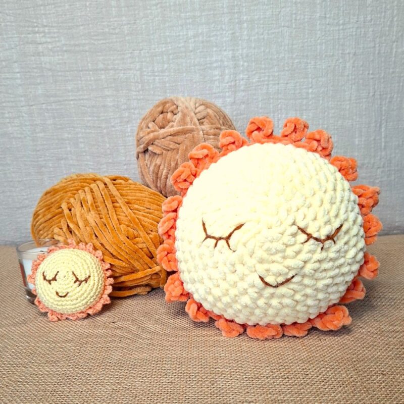 Duo de Lumino crochetés à la main en version chenille beige et pêche, et coton jaune et pêche, créations artisanales Clairimagine - collection Les Veilleurs d’Hiver.