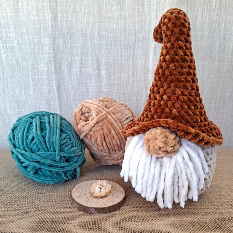 Nain veilleur crocheté en fil chenille eucalyptus et nougat, chapeau pointu et barbe blanche, création artisanale Clairimagine - Naélis, collection Les Veilleurs d’Hiver.