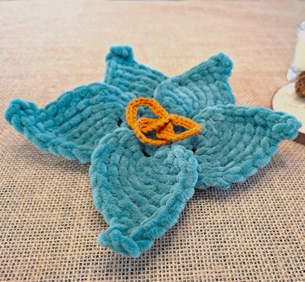 Feuille crochetée en fil chenille eucalyptus, aux cinq pétales texturés et au centre cuivré, création artisanale Clairimagine - Sélia, collection Veilleurs d’Hiver.