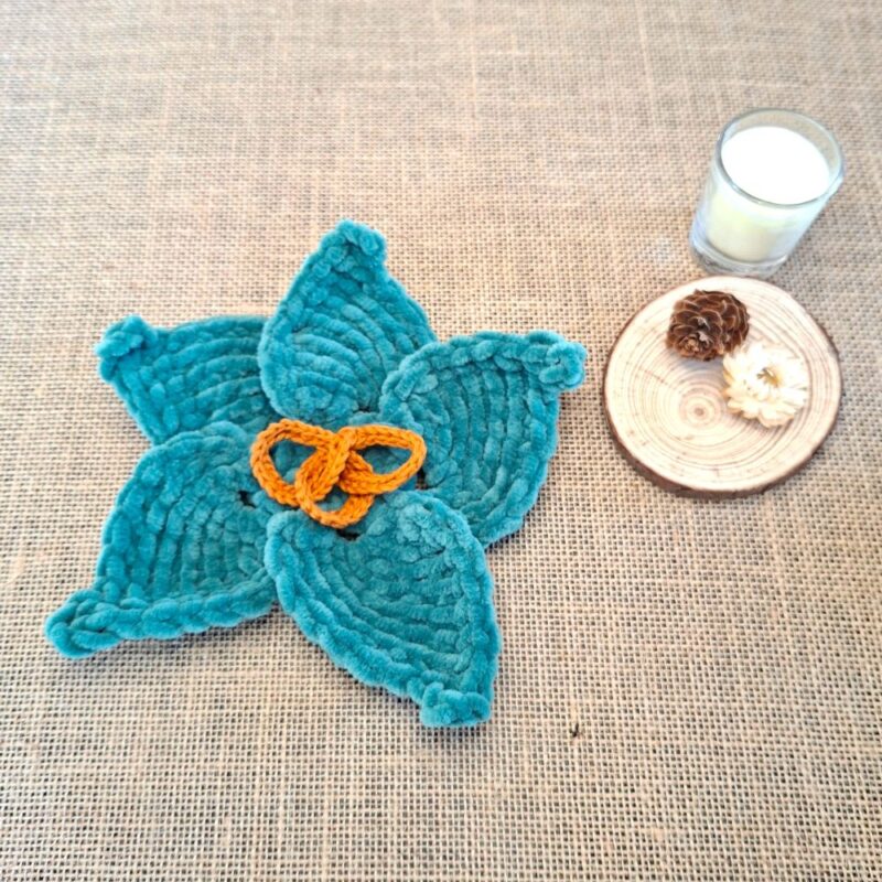 Feuille crochetée en fil chenille eucalyptus, ornée de trois cercles cuivrés symboliques, création artisanale Clairimagine - Sélia, collection Les Veilleurs d’Hiver.