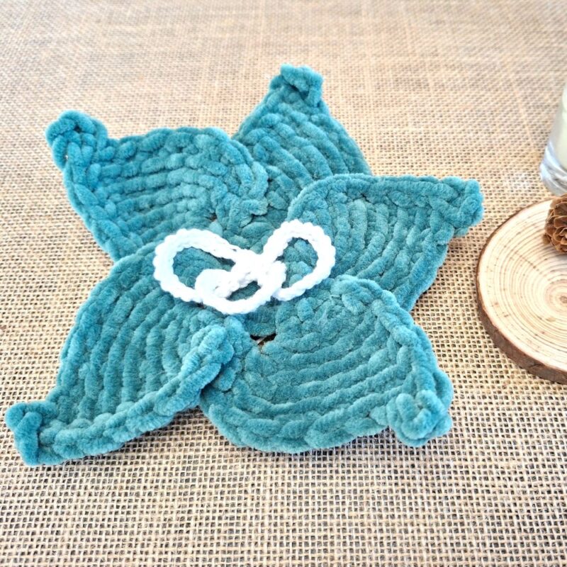 Feuille crochetée en fil chenille eucalyptus, ornée de trois cercles blancs, création artisanale Clairimagine - Sélia, collection Les Veilleurs d’Hiver.