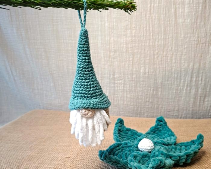Naélis, nain Veilleur d’hiver en crochet vert eucalyptus, gardien du foyer, suspendu à une branche, création artisanale de Noël