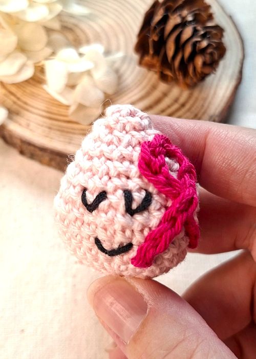 Petite goutte rose crochetée, broche symbolique Clairimagine pour Octobre Rose.